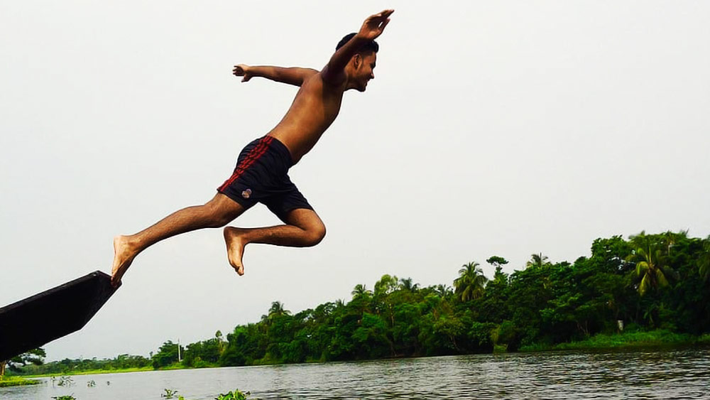 গুমোট গরমে লন্ডনের পার্কের জলাশয়ে মাছধরা থেকে জলকেলি সবই চলছিল। আচমকা পায়ে ঠেকল শক্ত কোনও বস্তু। সেটিকে জল থেকে টেনে তুলতেই হতবাক ১৫ বছরের কিশোর!