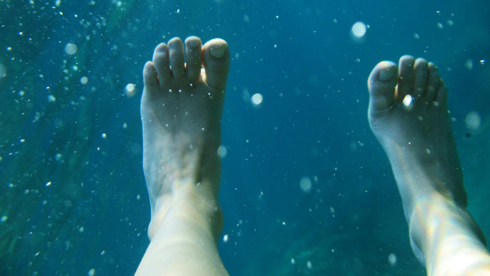 শনিবার বিকেলে লন্ডনের রিভারভিউ ওয়াক পার্কের জলাশয় থেকে উদ্ধার হয়েছে রিভলভার, ইউজি সাবমেশিন গান-সহ অন্তত ১১টি অস্ত্র। এ ছাড়া, পাওয়া গিয়েছে বুলেট ম্যাগাজিন-সহ প্রচুর গোলাবারুদ।