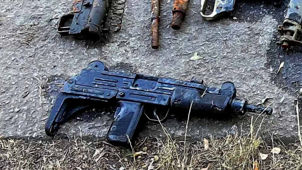 সংবাদমাধ্যমে জেমস জানিয়েছে, সাঁতার কাটার সময় পা পিছলে গিয়েছিল তাঁর। সে সময় পায়ে কী যেন একটা ঠেকেছিল। সেটি হাতে তুলতেই চক্ষু চড়কগাছ!