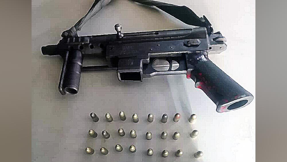 জল থেকে জিনিসটি তুলে সে দেখে, আইসক্রিমের কোনের মতো একটা বস্তু হাতে উঠে এসেছে।