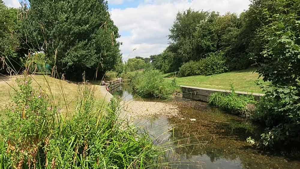 ব্রিটেনের একটি ট্যাবলয়েডে রায়ান বলেন, ‘‘রিভারভিউ ওয়াকে প্রায়শই বাচ্চাদের নিয়ে যাই। শনিবার আমার ছেলেদের সঙ্গে জেমসও ছিল। সেখানেই বন্দুকের ম্যাগাজিন পায় জেমস। তার পর জলে খোঁজাখুঁজি করতে একের পর এক অস্ত্রশস্ত্র উঠতে থাকে। এর পর আমি পুলিশে খবর দিলে তারা এসে তল্লাশি চালায়। ওই জলাশয়ে আরও তল্লাশি হবে।’’