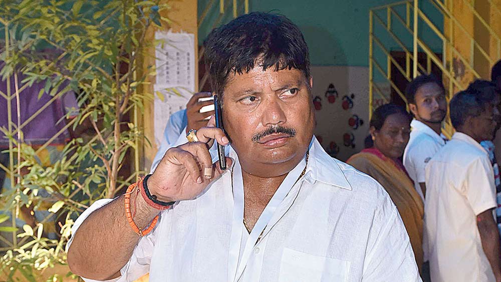 এখন খাতায়কলমে বিজেপি সাংসদ অর্জুন সিংহ ২০১১ সালে ভাটপাড়ায় তৃণমূল প্রার্থী হওয়ার সময় জানান তাঁর মোট সম্পত্তি ৩৬ লক্ষ ৪৭ হাজার ৭৯৫ টাকা। দেনা ছিল ১৭ লাখ ৩৩ হাজার ০৫৯ টাকা।