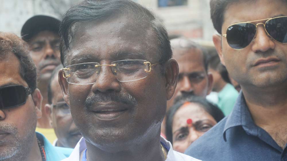 স্বর্ণকমল সাহা ২০১৬ সালে জানান, তাঁর মোট সম্পত্তি ৬ কোটি ৬৯ লাখ ৩৫ হাজার ৪৩৫ টাকা। দেনা নেই। 