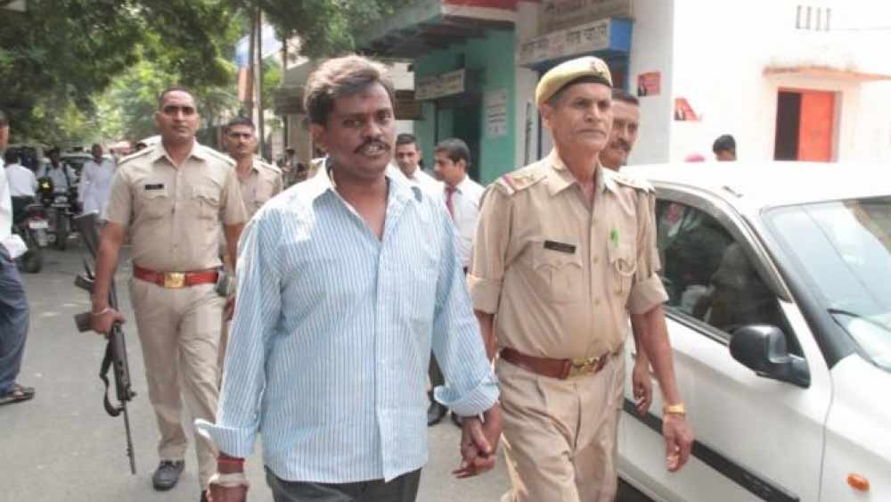 পুলিশ জানায়, মোট ১৭টি নরকঙ্কাল উদ্ধার করা হয়েছে। এদের মধ্যেই বেশিরভাগই কিশোরীদের  কঙ্কাল। উদ্ধার হওয়া ১৭টি নরকঙ্কালের মধ্যে ১১টি ছিল কিশোরীদের। সিবিআই জানায়, মোট ১৫টি খুলি উদ্ধার করা হয়েছে। সুরিন্দর, তার মনিব মনিন্দরকে বাঁচানোর চেষ্টা করছিল বলেও সিবিআই আধিকারিকরা দাবি করেন। তবে সব তদন্ত শেষে সিবিআই জানায় যে, মনিন্দর এই খুনগুলির বিষয়ে কিছু জানতেন না এবং খুনগুলি তাঁর অনুপস্থিতিতে হয়েছে। যদিও পরে তাঁর বিরুদ্ধে মানবপাচারের অভিযোগ আনা হয়েছিল।