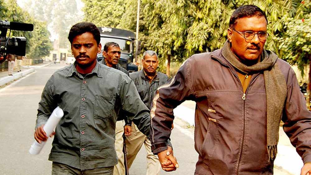 ৬০ দিনের পুলিশ হেফাজতের পরেও অভিযুক্তদের বিরুদ্ধে কোনও প্রমাণ খুঁজে বার করতে পারেনি সিবিআই। কিন্তু এর পরই হঠাৎ সিবিআইয়ের তরফে জানানো হয় যে, সুরিন্দর দোষ স্বীকার করে বয়ান দিতে রাজি। সিবিআই আধিকারিকদের উপস্থিতিতে জেলাশাসকের সামনে সুরিন্দরের বয়ান রেকর্ড করা হয়। সুরিন্দর বয়ানে যা জানায়, সেই নৃশংসতার কথা শুনলে যে কারও গা শিউরে উঠবে। 