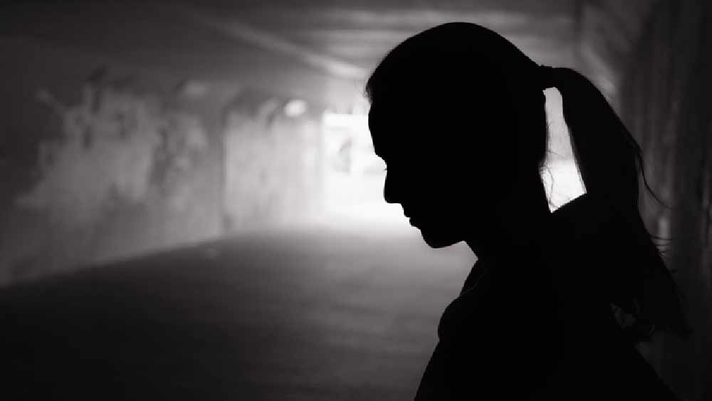 নন্দলাল তাঁর মেয়ে নিখোঁজ হওয়ার অভিযোগ দায়ের করতে থানায় গেলেও পুলিশ তাঁর অভিযোগ নিতে অস্বীকার করে। এক মাস ধরে পুলিশ এবং মনিন্দরের সঙ্গে কথা বলার পরও কোনও সুরাহা না হওয়ায় তিনি ২০০৬-এর জুন মাসে নয়ডার তৎকালীন এসএসপি-র কাছে গিয়ে পুরো বিষয়টি জানান।