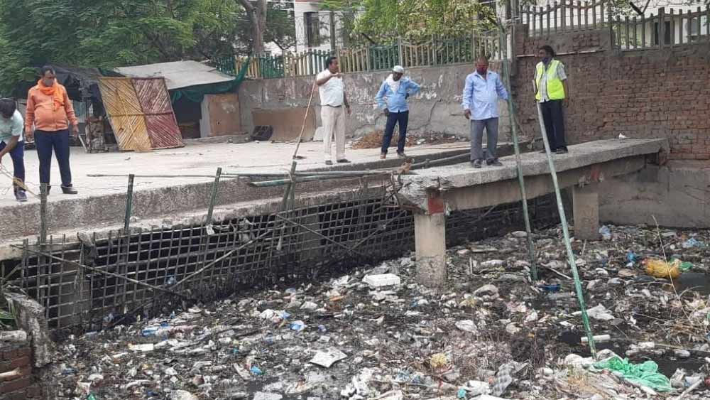 ওই বছরেরই মার্চ মাসে মনিন্দরের বাংলোর পিছনের ড্রেনে প্লাস্টিকের ব্যাগে মোড়া একটি কাটা হাত দেখতে পায় কয়েকটি বাচ্চা ছেলে। বিষয়টি নিয়ে পুলিশের কাছে জানানো হলে পুলিশ তদন্ত শুরু করে। তদন্ত শেষে পুলিশ দাবি করে, কোনও জন্তু মুখে করে এনে এই হাতটি ওখানে ফেলে গিয়েছে। সে রকম উদ্বেগের কিছু হয়নি বলেই গ্রামবাসীদের আশ্বস্ত করে পুলিশ।