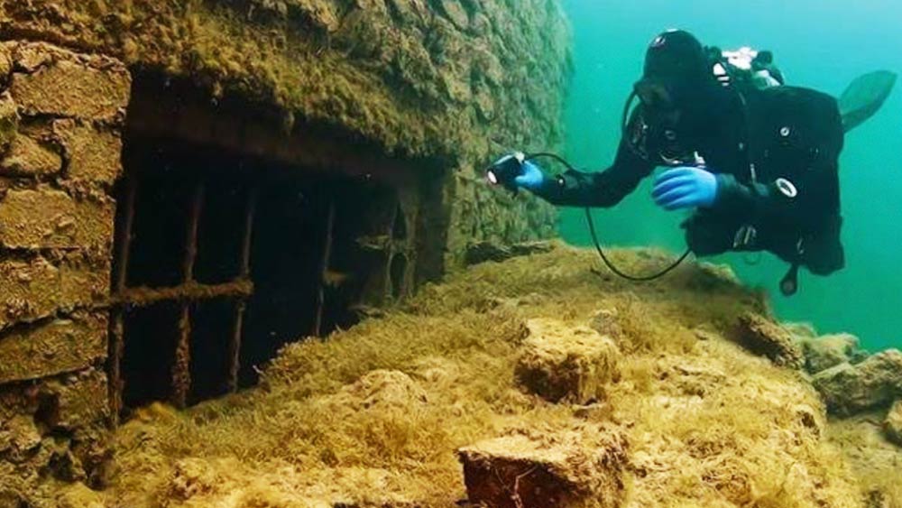 জামাইকার দক্ষিণ-পূর্ব উপকূলে পোর্ট রয়্যাল শহরটি দখল করার জন্য শাসকেরা ব্যস্ত হয়ে পড়েছিলেন। প্রথম দিকে এই শহর স্পেনের দখলে ছিল।