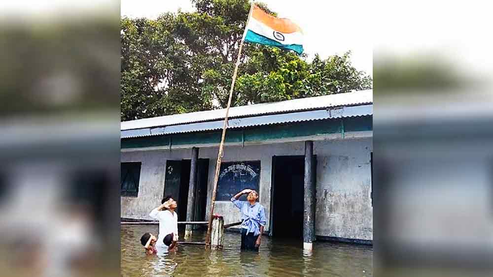 সালে বন্যার জলে দাঁড়িয়ে জাতীয় পতাকাকে অভিবাদন হায়দরদের। ফাইল চিত্র