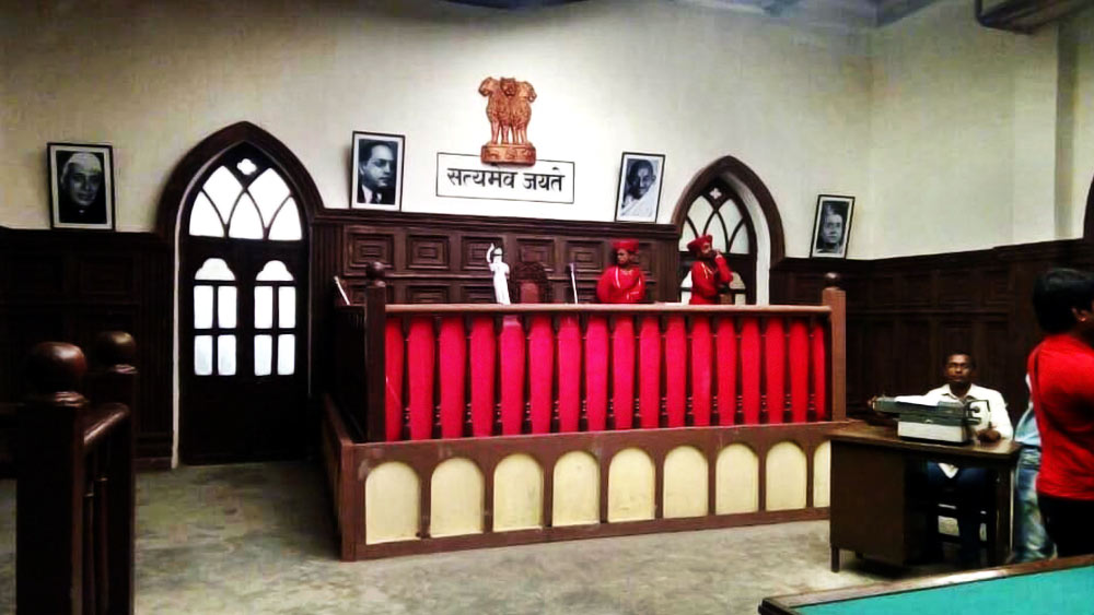 আদালত কক্ষের মধ্যেই অপরাধীকে পিটিয়ে এবং ছুরির কোপ মেরে খুন করল ক্ষিপ্ত জনতা। শুনে মনেই হতে পারে এ কোনও বলিউড সিনেমার চিত্রনাট্য। আজ থেকে ১৭ বছর আগে বাস্তবেই এ রকম এক ঘটনার সাক্ষী হয়েছিল নাগপুর।