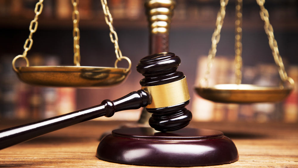 পুলিশ আক্কুকে নিয়ে আদালত কক্ষে ঢুকতেই ক্ষোভে ফেটে পড়েন ওই মহিলারা। প্রত্যক্ষদর্শীদের দাবি, আক্কু যখন আদালত কক্ষে প্রবেশ করছে তখন নাকি তার মধ্যে বিন্দুমাত্র অনুশোচনা লক্ষ করা যায়নি।