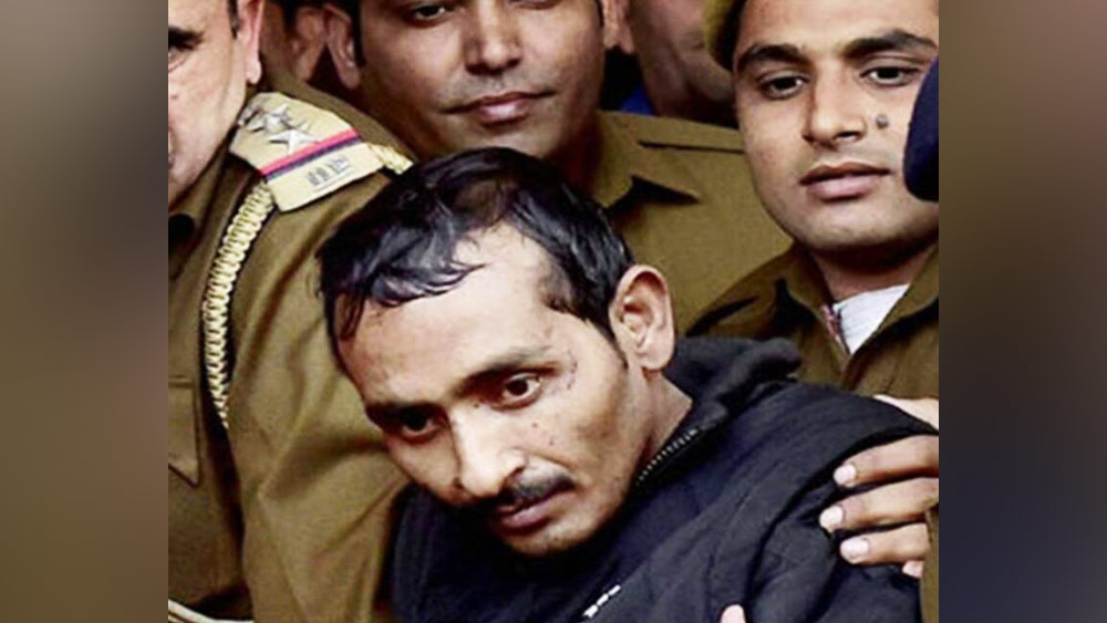 দুপুর ৩টে নাগাদ পুলিশের ঘেরাটোপে আদালত কক্ষে ঢুকেই আক্কু এমন এক জন মহিলাকে দেখতে পায়, যাকে সে ধর্ষণ করেছিল বলে অভিযোগ ছিল। ওই মহিলাকে আদালত কক্ষে দেখতে পেয়েই তাকে উপহাস করা শুরু করে আক্কু। মহিলাকে যৌনকর্মী বলে উপহাস করতে শুরু করে। এমনকি, তাকে আবারও ধর্ষণ করবে বলে হুমকিও দেয়।