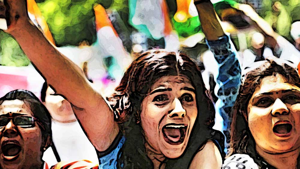 আক্কুর এই হুমকি শুনে আর স্থির থাকতে পারেননি উপস্থিত মহিলারা। কিছু ক্ষণের মধ্যেই সামনের এক মহিলা চপ্পল দিয়ে আক্কুর মাথায় মারতে শুরু করেন। চিৎকার করে বলতে শুরু করেন, ‘‘আমরা দু’জন একসঙ্গে এই পৃথিবীতে থাকতে পারব না। হয় এই শয়তান বেঁচে থাকবে নয়তো আমি বেঁচে থাকব।’’