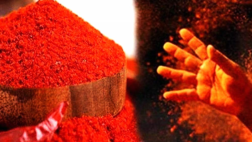 আক্কুকে যে পুলিশকর্মীরা পাহারা দিচ্ছিলেন তাঁদের মুখেও লঙ্কার গুঁড়ো ছুড়ে দেন মহিলারা। এক জন মহিলা ছুরি দিয়ে আক্কুর যৌনাঙ্গ কেটে ফেলেন। আদালত কক্ষের মার্বেলের মেঝে ভিজে যায় রক্তে। আতঙ্কে প্রাথমিক ভাবে ঘটনাস্থল ছেড়ে পালান পুলিশকর্মীরাও।