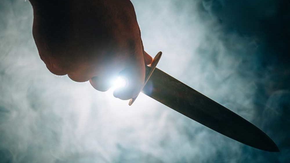 আক্কুকে মারধর করার সময় সে ভয়ে চিৎকার করতে শুরু করে। বলতে থাকে, ‘‘আমাকে ক্ষমা করুন। আমি আর এ রকম কিছু করব না।’’ তার পরও চলতে থাকে এলোপাথাড়ি ছুরিকাঘাত। শোনা যায়, উপস্থিত প্রত্যেক মহিলাই তাকে ছুরি মারার ইচ্ছা প্রকাশ করেন। প্রায় ১৫ মিনিট ধরে ছুরি দিয়ে কোপানো হয় আক্কুকে। ঘটনাস্থলেই মৃত্যু হয় ৩২ বছর বয়সি আক্কুর।