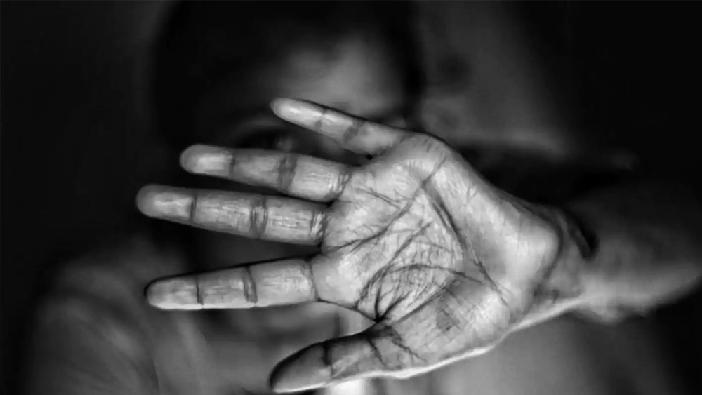 আক্কু এবং তাঁর সহযোগীদের বিরুদ্ধে ১০ বছর ধরে একাধিক মহিলাকে যৌননিগ্রহ এবং গণধর্ষণের অভিযোগ ছিল। যাঁরা প্রতিবাদ করতেন, তাঁদের মারধর করে এবং প্রাণে মেরে ফেলার হুমকি দিয়ে চুপ করিয়ে রাখা হত বলেও অভিযোগ উঠেছিল।