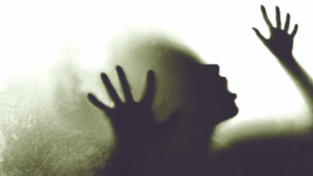 কস্তুরবা নগরের বাসিন্দাদের দাবি ছিল, সেই বস্তির কম-বেশি প্রত্যেক বাড়িতেই অন্তত এক জন মহিলা ছিলেন যিনি আক্কুর লালসার শিকার। আক্কুর বিরুদ্ধে ১২ বছরের নাবালিকাকে ধর্ষণের অভিযোগও ছিল।