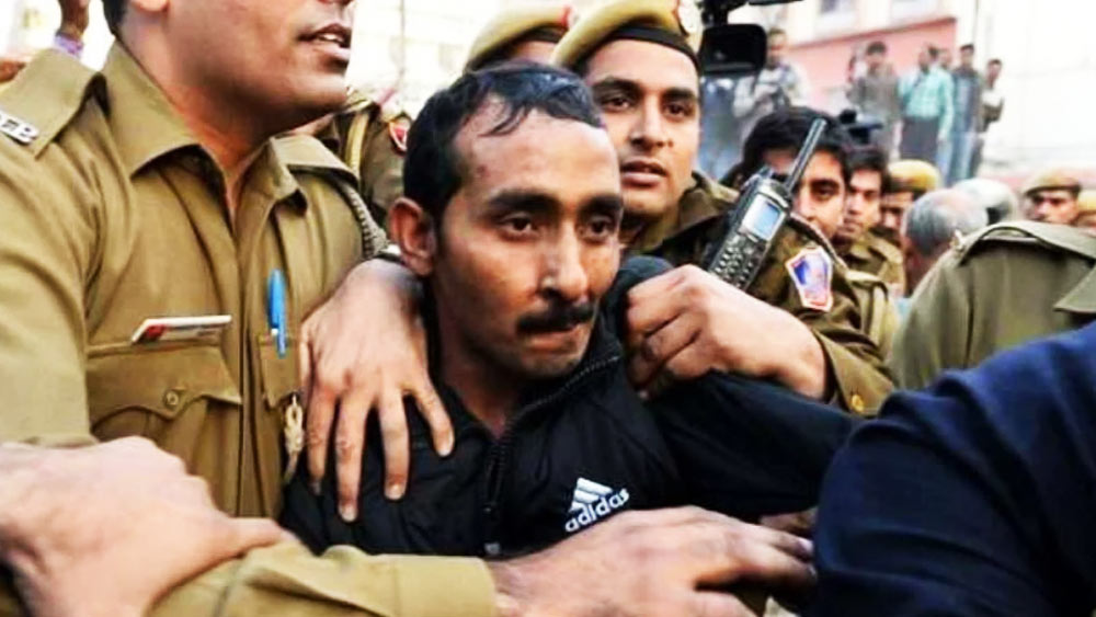 বস্তির বাসিন্দাদের মতে, আক্কুর বিরুদ্ধে অভিযোগ নিয়ে একাধিক বার পুলিশের দ্বারস্থ হওয়ার পরও পুলিশ কোনও ব্যবস্থা নিত না। তাই আক্কুর বিরুদ্ধে নাকি থানায় কখনও একটিও লিখিত অভিযোগ জমা পড়েনি। পুলিশের বিরুদ্ধে এই অভিযোগও উঠেছিল যে, কোনও মহিলা যৌননিগ্রহের অভিযোগ নিয়ে পুলিশের দ্বারস্থ হলে সেই মহিলাদের চরিত্রে আঙুল তুলে থানা থেকে তাড়িয়ে দেওয়া হত।