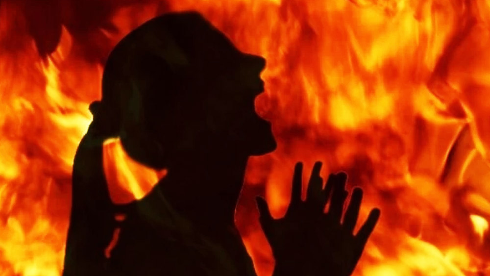 আক্কুর নৃশংসতার কথা কস্তুরবা নগরের বাসিন্দাদের মুখে মুখে ঘুরত। অভিযোগ ছিল, আক্কু এবং তার কিছু সহযোগী এক বার কলমা নামে এক মহিলাকে সন্তানপ্রসবের ১০ দিনের মাথায় গণধর্ষণ করে। এর পর কলমা গায়ে আগুন লাগিয়ে আত্মহত্যা করেন। এমনকি, সাত মাসের অন্তঃসত্ত্বা এক মহিলাকে আক্কু এবং তার সহযোগীরা নাকি প্রকাশ্য দিবালোকে ধর্ষণ করে।