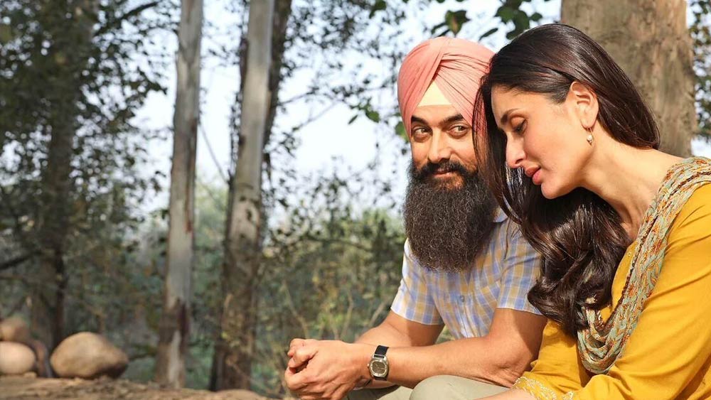 তিন দশক পরে আবার এই ছবির হিন্দি রূপান্তর ‘লাল সিংহ চড্ডা’ প্রেক্ষাগৃহে মুক্তি পেতে চলেছে এই বৃহস্পতিবার। সাধারণত, শুক্রবারেই নতুন ছবি প্রেক্ষাগৃহে মুক্তি পায়। কিন্তু, এই ছবির মুক্তির দিনেও রয়েছে চমক। শুক্রবার নয়, বৃহস্পতিবার রাখী বন্ধনের দিনেই মুক্তি পাচ্ছে ছবিটি। মূল চরিত্রে থাকবেন বলিউডের ‘পারফেকশনিস্ট’ আমির খান এবং করিনা কপূর খান। এ ছাড়াও পার্শ্বচরিত্রে রয়েছে দক্ষিণী অভিনেতা নাগা চৈতন্য এবং অভিনেত্রী মোনা সিংহ।