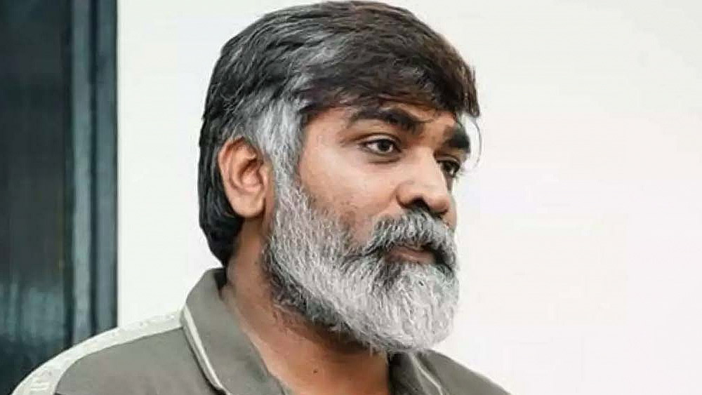 এক সাক্ষাৎকারে অভিনেতা জানান, অভিনেতার বদল হওয়ায় চরিত্রায়নেও বদল আনতে হয়েছিল। বিজয় সেথুপতিকে কল্পনা করে এক তামিলভাষী সেনার চরিত্র গঠন করেছিলেন চিত্রনাট্যকার অতুল কুলকার্নি।