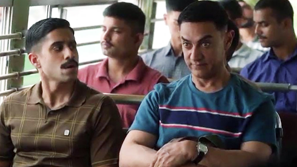 এই ছবির নির্মাণ নিয়েও আমির-অতুলের মধ্যে ঠান্ডা লড়াই চলেছিল। ‘ফরেস্ট গাম্প’ ছবির অনুকরণে একটি হিন্দি রিমেক তৈরি করার সিদ্ধান্ত নিয়েছেন বলে আমিরকে জানিয়েছিলেন অতুল।