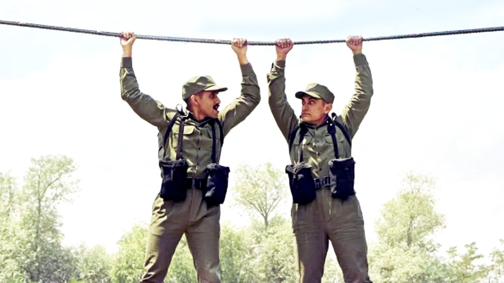 অতুল ভাল লিখতে পারবেন না এমন ধারণা থাকলেও এই কথা অতুলকে জানালে তিনি হতাশ হবেন। তাই আর এই প্রসঙ্গে কোনও কথা বলেননি আমির। কিন্তু বার বার অনুরোধ করার পর অবশেষে আমির চিত্রনাট্যটি পড়ে দেখেন। পড়ার পর খুব পছন্দও হয় তাঁর।