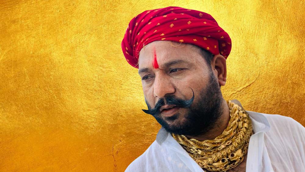 কারও জামাকাপড়ের শখ থাকে, কারও জুতোর, কারও আবার ঘড়ি, কারও গাড়ির। কিন্তু বিহারের এক ব্যক্তির শখ সোনার। আর সেই শখের কারণে তিনি বিহারের ‘গোল্ড ম্যান’। লোকে তাকে ‘গোল্ড ম্যান অব বিহার’ বলেই চেনে।