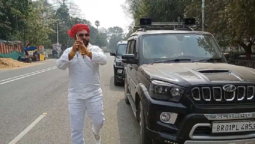 ২০ বছর বয়স থেকেই সোনার গয়নার শখ প্রেমের। সেই সময় থেকেই একটু একটু করে সোনা কেনা শুরু করেন। সারা গায়ে দু’কিলো সোনা পরে ঘোরেন বিহারের ‘গোল্ডম্যান’। যার বর্তমান বাজারদর দেড় কোটি টাকা।