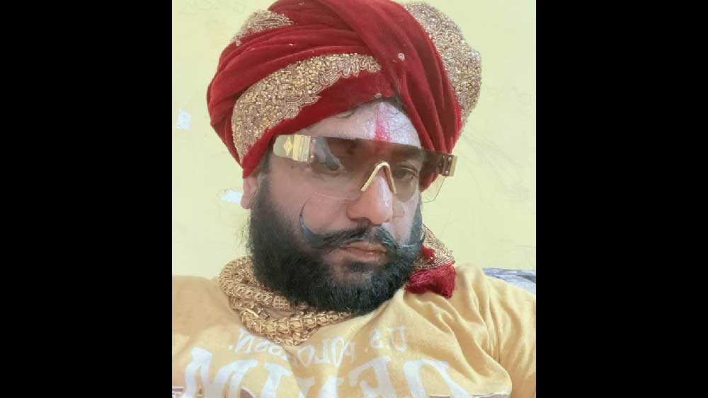 তাঁর গায়ের সোনা যাতে লুট না হয়, তাই সুরক্ষার জন্য ৫-৭ জন লোককে রেখেছেন প্রেম।