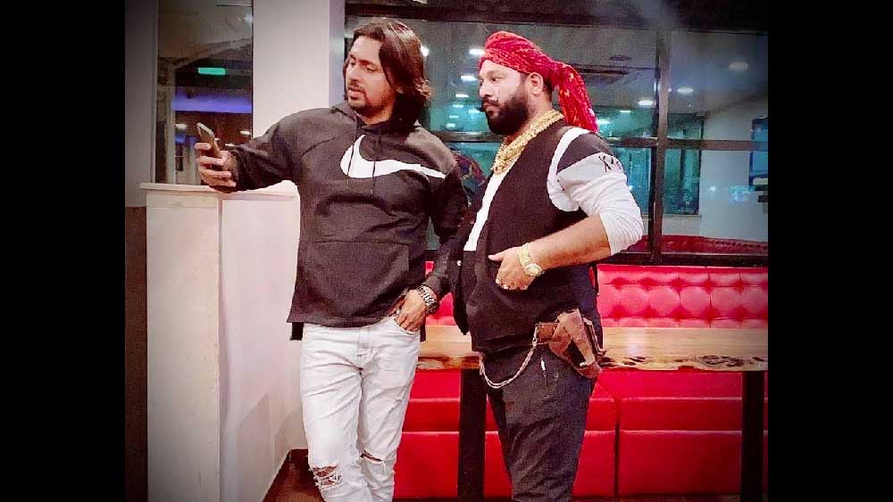 তবে গত বছরেই এক রাতে বাড়ি ফেরার সময় দুষ্কৃতীদের কবলে পড়েন প্রেম। মাথায় বন্দুক ঠেকিয়ে তাঁর গয়না লুট করে দুষ্কৃতীরা। যদিও লুট হওয়া সমস্ত গয়নাই পরে পুলিশ উদ্ধার করে প্রেমের হাতে তুলে দেয়।