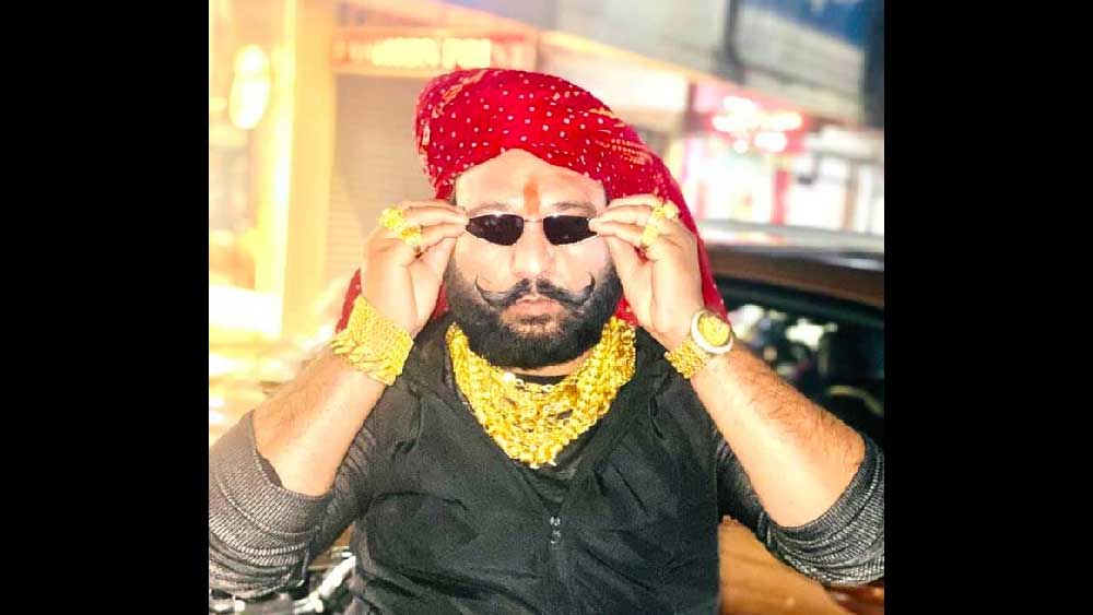 প্রেম জানান, সোনার গয়না পরার ভাবনা এসেছে দক্ষিণ ভারতের রাজ্যগুলি থেকে। তাঁর কথায়, “ওই রাজ্যগুলিতে যদি মানুষ সোনা পরে ঘুরতে পারেন, তা হলে তিনি কেন পারবেন না।” আর সেখান থেকেই নিজের একটা আলাদা পরিচয় গড়ে তোলার পথ বেছে নেন প্রেম।