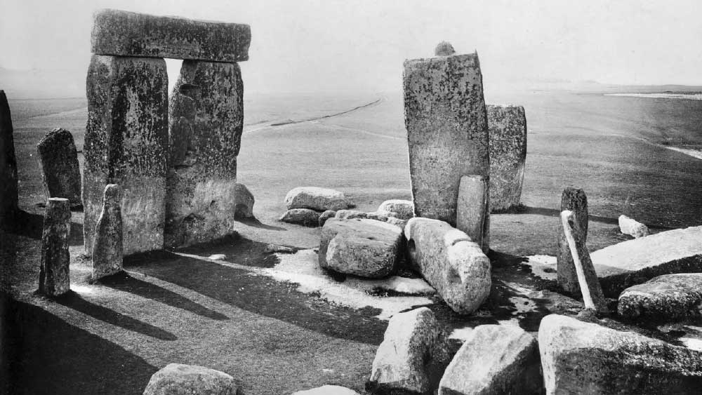 তবে এর কোনওটিই সেসিল কিনে আনেননি। এর বদলে তিনি যা কিনেছিলেন তা শুনলে যে কেউ অবাক হবেন। পর্দা-চেয়ারের বদলে সেসিল নিলামে কিনলেন স্টোনহেঞ্জ!