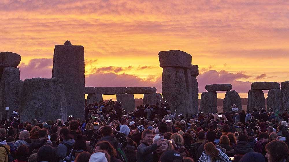 স্টোনহেঞ্জ ইংল্যান্ডের বিখ্যাত একটি প্রত্নক্ষেত্র। মনে করা হয় যে, এই প্রত্নক্ষেত্র প্রাচীনকালের কোনও মানমন্দির।
