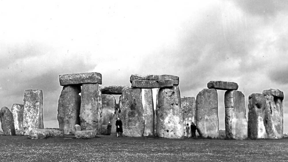 ১৮২৪ সালে চেশায়ারের অ্যান্ট্রোবাস পরিবার স্টোনহেঞ্জ কিনে নেয়। তবে তার আগেও এটি বহু বার হাতবদল হয়েছে। ১৯০০ সালে অ্যান্ট্রোবাস পরিবার এই প্রত্নাবশেষকে নষ্ট হওয়ার হাত থেকে বাঁচানোর জন্য বেড়া দিয়ে ঘিরে দেয়। রক্ষণাবেক্ষণের জন্য বেতন করা প্রহরীও রাখা হয়।