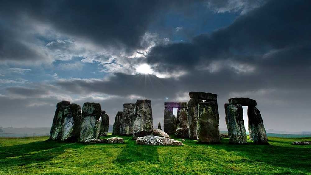 ১৯১৪ সালে এই অভিজাত পরিবারের একমাত্র উত্তরাধিকারী স্যার এডমন্ড অ্যান্ট্রোবাস মারা যান। এর ঠিক পরের বছর এই পরিবারের সব সম্পত্তি নিলামে ওঠানো হয়। সেই নিলামেই উপস্থিত হয়েছিলেন সেসিল।