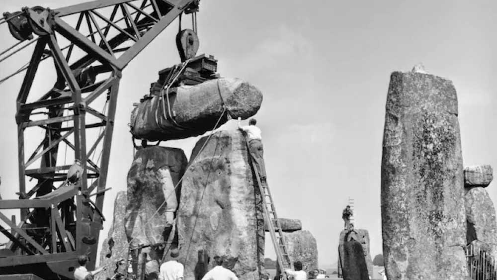 সেসিল স্ত্রীর আবদার মেটাতে ওখানে পৌঁছে শুনতে পান নিলামকারী নিলামে তুলেছেন স্টোনহেঞ্জ। প্রায় ৩০ একর জমির উপর একাধিক অনুভূমিক পাথর দিয়ে তৈরি স্টোনহেঞ্জ নিলামে উঠতেই তা সেসিলের দৃষ্টি আকর্ষণ করে।