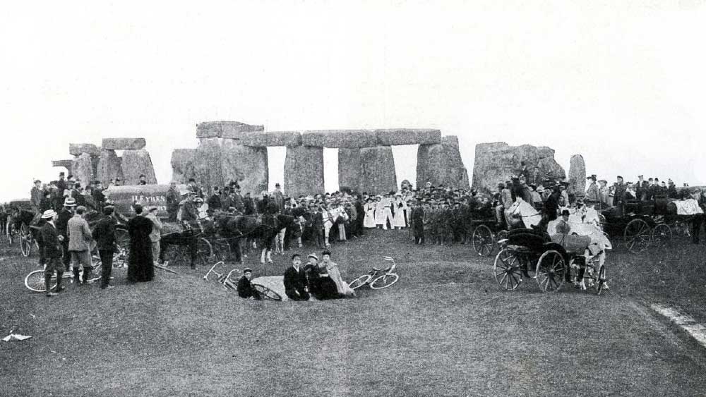 সিসেল একটি স্থানীয় সংবাদমাধ্যমে জানান, ‘‘আমি যখন নিলামঘরে ছিলাম তখন আমি ভেবেছিলাম যে কোনও স্থানীয় মানুষেরই এই সম্পত্তি কেনা উচিত।’’ সেসিল এ-ও আশঙ্কা করেছিলেন যে যদি কোনও ধনী বিদেশি স্টোনহেঞ্জ কিনে ফেলেন তা হলে তিনি এটা ভেঙে বিদেশে নিয়ে চলে যেতে পারেন।