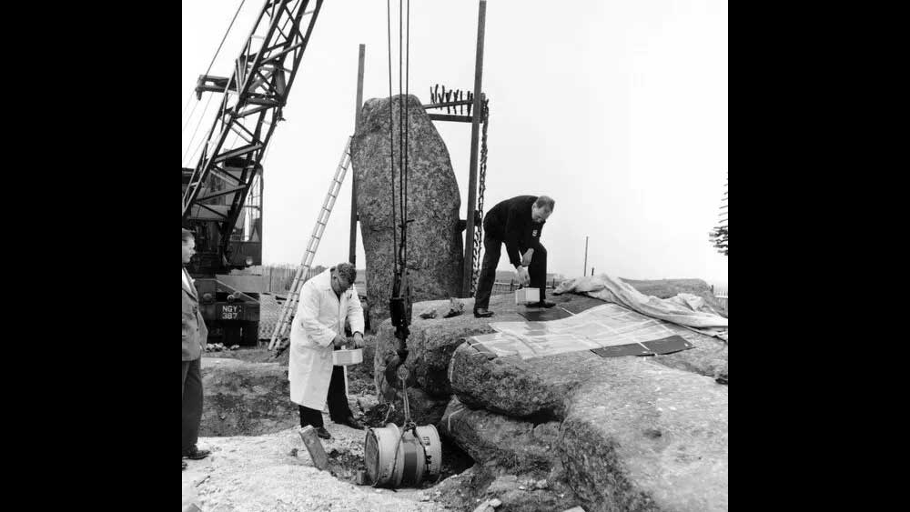 সেসিলের দানের পর ১৯১৯ সালে ব্রিটিশ সরকার স্টোনহেঞ্জের সংস্কার শুরু করে। পাথর সোজা করে এবং কংক্রিট দিয়ে বাঁধিয়ে এই প্রত্নক্ষেত্রের হাল ফেরানো হয়।