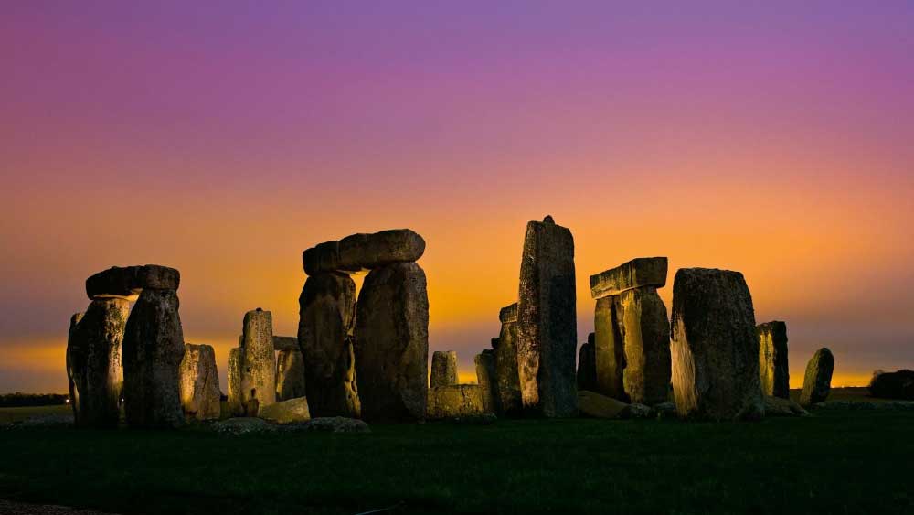 ১৯২০-এর দশকে স্টোনহেঞ্জকে চারপাশে নতুন নতুন বাড়ি তৈরি হতে শুরু হলে দেশব্যাপী এর বিরুদ্ধে প্রতিবাদ তৈরি হয়। ১৯২৮ সালে ন্যাশনাল ট্রাস্ট স্মৃতিস্তম্ভের চারপাশের জমিগুলি কিনে নিয়ে ওই এলাকায় বাড়ি তৈরির উপর নিষেধাজ্ঞা জারি করে।