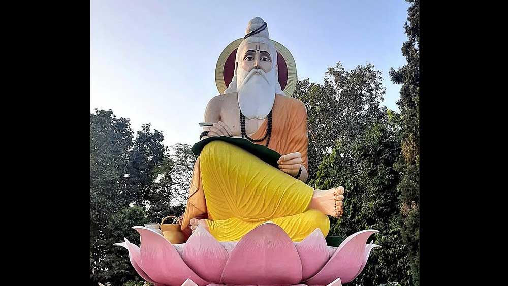 জনশ্রুতিতে বহমান সেই কাহিনিটি এই রকম— ‘রামায়ণ’ রচনা শেষ করে বাল্মীকি তাঁর কাব্য দেবতাদের পাঠ করে শোনাতে আগ্রহী হন। ইন্দ্র, বরুণ, বায়ু, অগ্নি প্রমুখ দেবতা এবং গঙ্গা ও যমুনার মতো দেবী সেই কাব্য শুনে বিমোহিত হয়ে পড়েন এবং তাঁরা অবিমিশ্র প্রশংসা করতে থাকেন বাল্মীকির কবিত্বশক্তির।