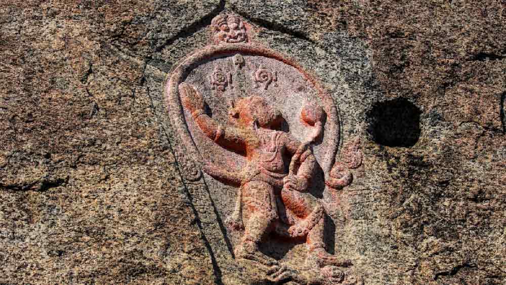 তাঁর ‘রামায়ণ’ রচনা যে সময় সমাপ্ত হয়, সেই সময়ে হনুমান ঠিক কোথায় অবস্থান করছেন, তা বাল্মীকি জানতেন না। তিনি নারদের কাছে পবনপুত্রের ঠিকানা জানতে চান। নারদ জানান, সীতার বরে অমরত্বপ্রাপ্ত হয়ে হনুমান হিমালয়ের পাদদেশে এক কদলীবনে বাস করছিলেন।