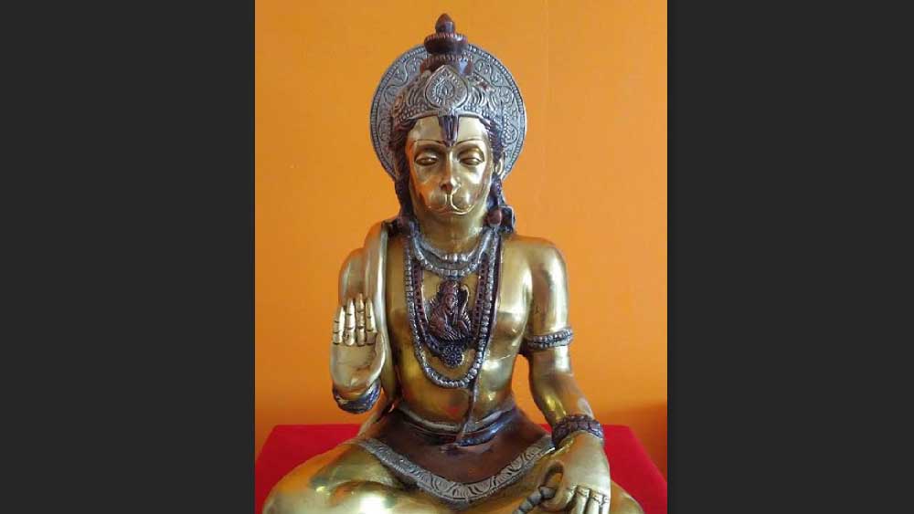  সেখানেই তিনি দেখতে পান পর্বতগাত্রে কী সব লেখা যেন খোদিত রয়েছে। বাল্মীকি সেগুলি পড়তে শুরু করেন এবং বুঝতে পারেন যে, রুক্ষ পাথরের গায়ে  নখের আঁচড়ে কেউ সেই সব লিখেছেন। অচিরেই বাল্মীকি বুঝতে পারেন, সেই সব লিখনই আসলে হনুমানের লেখা ‘রামায়ণ’।