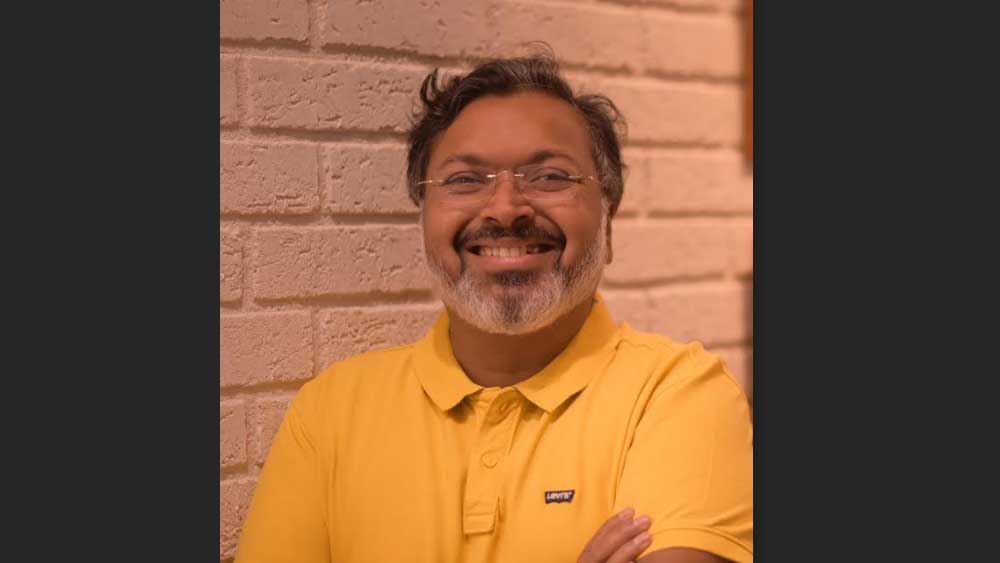 এই প্রচলিত কাহিনির অন্য একটি বয়ানকে এক গ্রন্থে তুলে ধরেছেন দেবদত্ত পট্টনায়ক। তিনি লিখেছেন, হনুমান তাঁর ‘রামায়ণ’ লিখেছিলেন কদলীপত্রে। বাল্মীকির কথায় তিনি সেই পাতাগুলিকে এক মুহূর্তে ধ্বংস করে ফেলেন। বাল্মীকিকে তিনি জানান, মহাকবি ‘রামায়ণ’ লিখেছেন নিজের অমরত্বের জন্য। মানুষ যাতে রামকথা পড়তে পড়তে তার রচয়িতাকে মনে রাখেন, সেটাই তাঁর অভিপ্রায়। কিন্তু হনুমান ‘রামায়ণ’ লিখেছেন শুধু মাত্র তাঁর প্রভু রামচন্দ্রকে মনে রাখতে। এর থেকে বেশি কিছু তাঁর চাওয়ার নেই।