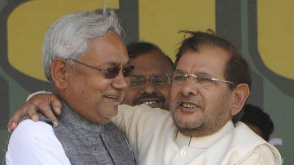 ২০০০ সালে নীতীশ প্রথম বিহারের মুখ্যমন্ত্রী হন। তবে রাজনীতিতে রয়েছেন ১৯৮৫ সাল থেকেই। রাজনীতির পেশাদার হিসাবে গত ৩৭ বছরের জীবনে তিনি বহু বার বদলেছেন রাজনৈতিক সঙ্গী। বলা যায়, সঙ্গী বদলের নীতি কখনওই বদলাননি নীতীশ। 