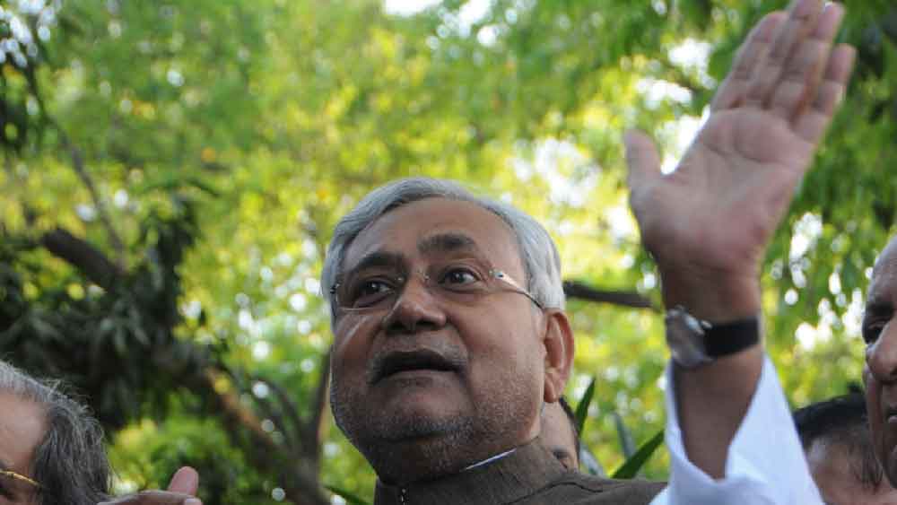 এই নীতিতেই প্রতিদ্বন্দ্বী লালুর হাত ধরতে যেমন থমকাননি নীতীশ, তেমনই পুরনো বন্ধু বিজেপির হাত ছাড়তেও বাধেনি তাঁর। 