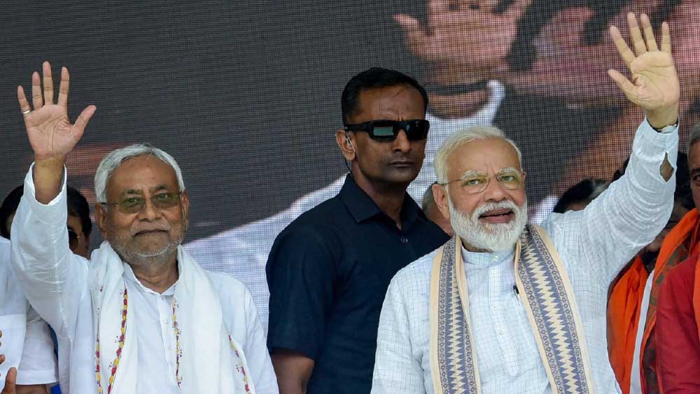 ২০১৪ সালের লোকসভা নির্বাচনের আগে তখন দেশজুড়ে বড় মাপের প্রচারে নেমেছে বিজেপি। নরেন্দ্র মোদী প্রধান মুখ। মোদীর এই উত্তরণ নিয়ে অসন্তোষ জানান এনডিএ-তে থাকা নীতীশ। ভেঙে দেন বিজেপির সঙ্গে জোট।