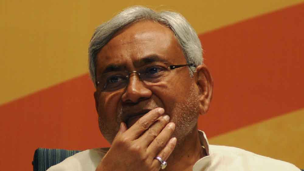 বিধানসভায় বিজেপির সঙ্গে সরকার চললেও লোকসভা নির্বাচনে সিপিএমের সঙ্গে জোট বেধে লড়েন নীতীশ। কিন্তু হেরে যান। মাত্র দু’টি আসন পেয়েছিল সেই জোট। কিন্তু তার পরই শুরু হয় নীতীশের আসল পরীক্ষা।