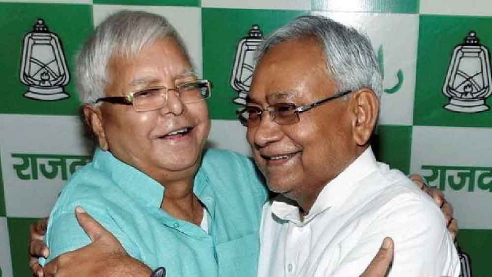 বিপাকে পড়ে সেই সময় লালুপ্রসাদের হাত ধরেন নীতীশ। রাষ্ট্রীয় জনতা দলের সমর্থনেই বিহার বিধানসভায় সংখ্যাগরিষ্ঠতা প্রমাণ করে জনতা দল ইউনাইটেড। বিপদ বুঝেই নতুন বন্ধু পাতিয়ে নেন নীতীশ।  