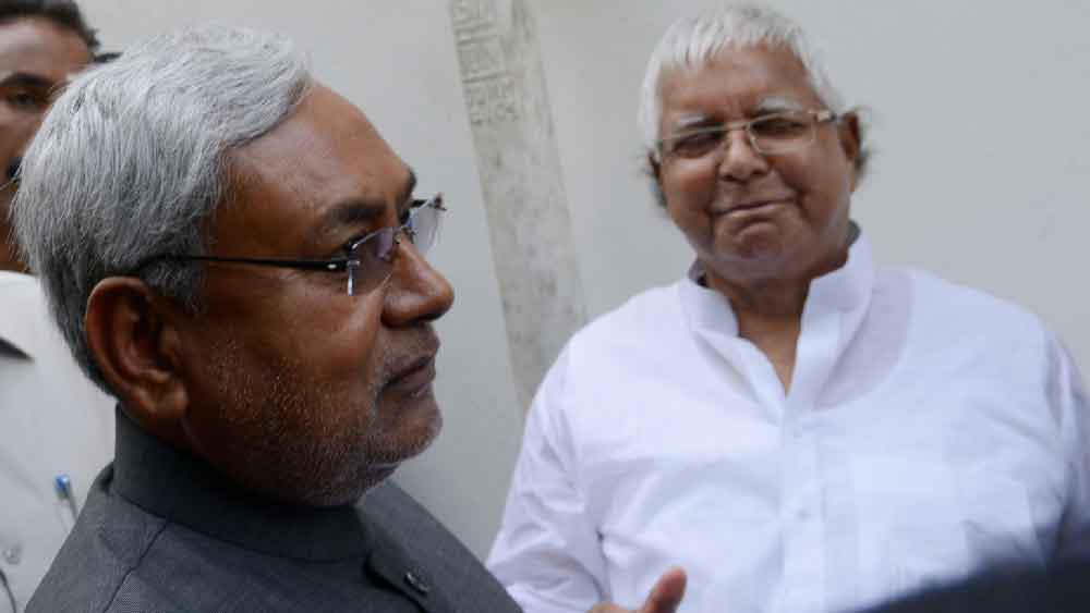 অথচ এর আগে ২০০৫ সালের বিধানসভা নির্বাচনে এই আরজেডির সরকার ফেলতেই বিজেপির সঙ্গে জোট বেঁধে লড়েছিলেন নীতীশ। জিতেওছিলেন সে বার। জয়ী হয়েই দ্বিতীয় বার বিহারের মুখ্যমন্ত্রী হন নীতীশ। 